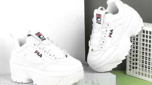 Жіночі кросівки Fila на фоні