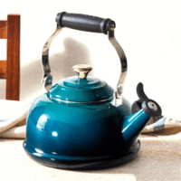 Стильні чайники Le Creuset на кухні