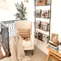 Затишний reading nook з м'яким кріслом та освітленням