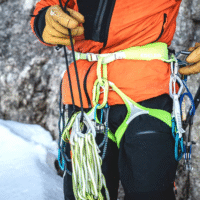 Пояси для льодового скелелазіння на фоні гір