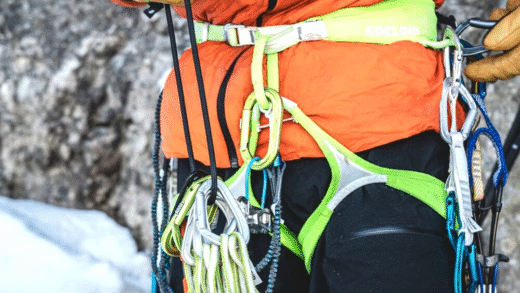 Пояси для льодового скелелазіння на фоні гір