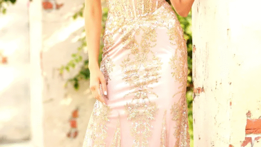 Рожеві золоті сукні на моделі