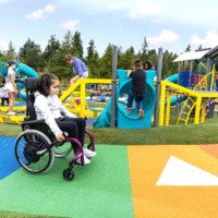 Дитячий майданчик з різноманітними атракціонами