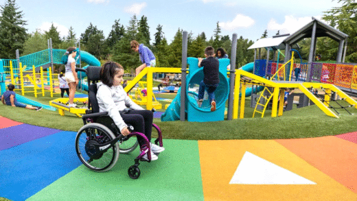 Дитячий майданчик з різноманітними атракціонами