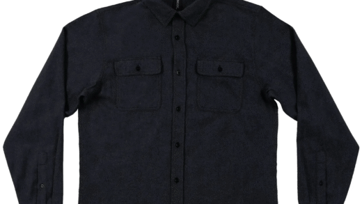 Чорна фланелева сорочка на вішалці