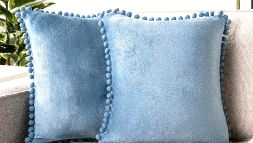 Декоративні подушки синього кольору в інтер'єрі