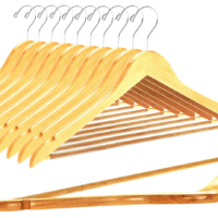 Дерев'яні вішалки в інтер'єрі