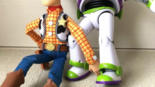 Іграшки Woody на фоні