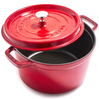 Каструлі Staub cast iron dutch oven в інтер'єрі кухні