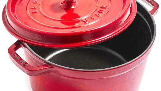 Каструлі Staub cast iron dutch oven в інтер'єрі кухні
