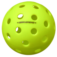 М'ячі для піклболу на зеленому фоні