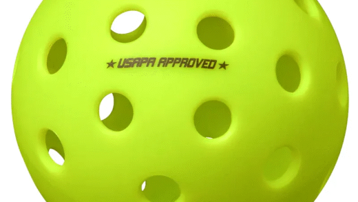 М'ячі для піклболу на зеленому фоні