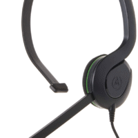 Навушники для Xbox One на фоні консолі