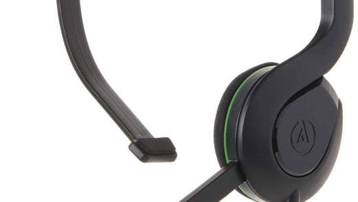 Навушники для Xbox One на фоні консолі