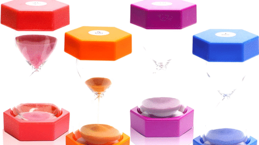 Пісочні годинники на фоні