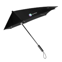 storm umbrellas в дії під час сильного вітру