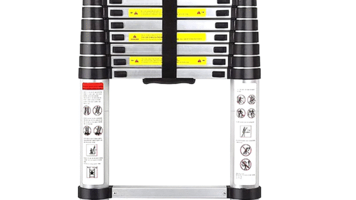 Телескопічні драбини на фоні будинку