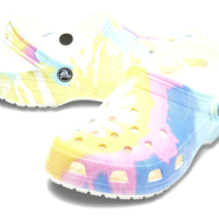 Яскраві tie dye crocs