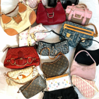 Вінтажна сумка на фоні сучасного одягу