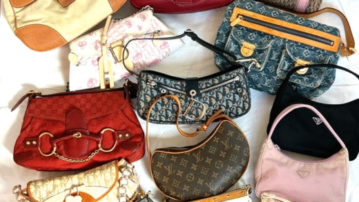 Вінтажна сумка на фоні сучасного одягу