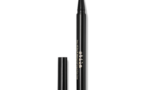 Водостійкий олівець для очей на столі