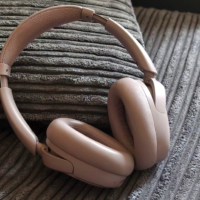 Бюджетні навушники JLab на фоні