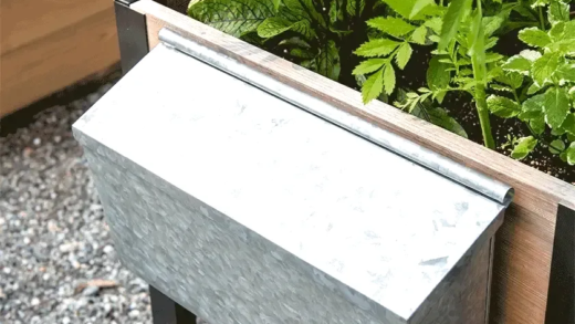 Контейнер для зберігання садового обладнання на дачі