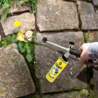 Газовий факел в дії на садовій ділянці