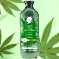 Олія з конопель в пляшці