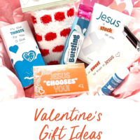 Гарно оформлені подарункові пакети на День святого Валентина