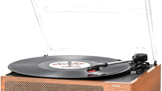 Програвач вінілових платівок на столі