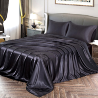 Сатинові простирадла на ліжку