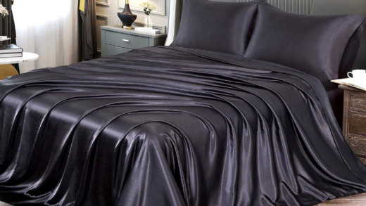 Сатинові простирадла на ліжку