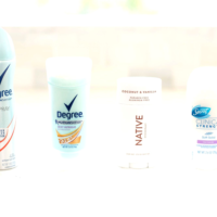 Жінка вибирає спрей-дезодорант