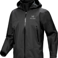 Водонепроникні куртки Arcteryx на фоні природи