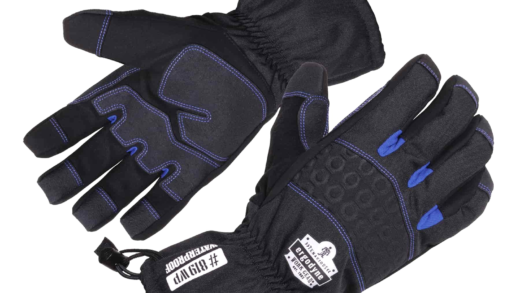 Водонепроникні зимові рукавички на фоні снігу