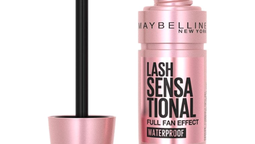 Водостійка туш для вій на столі