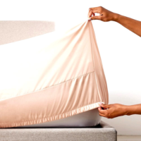 fitted sheet на ліжку