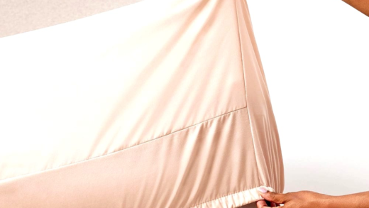 fitted sheet на ліжку